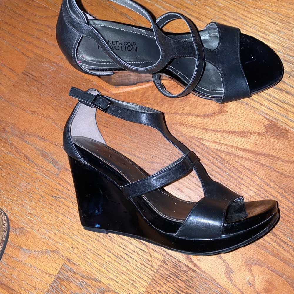 Kenneth Cole Black Wedge Sandals with T-Strap